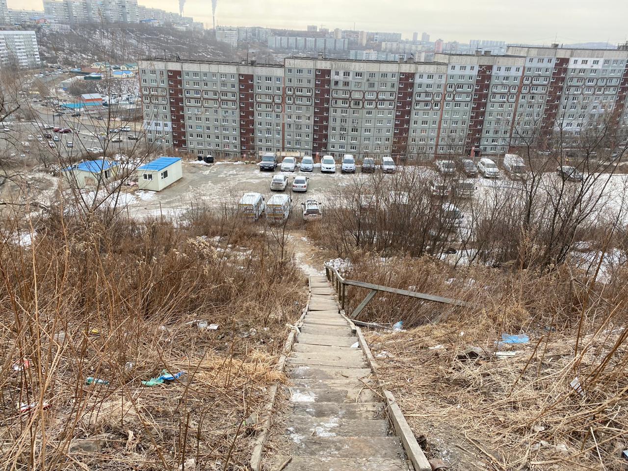 г.Владивосток, ул.Ладыгина 15. Жилой квартал на Черняховского.