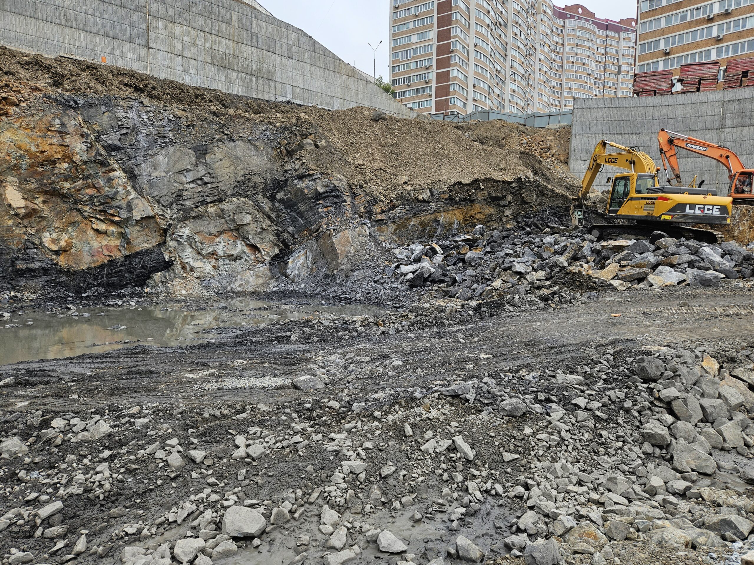 г.Владивосток, ул.Ладыгина 15. Жилой квартал на Черняховского.